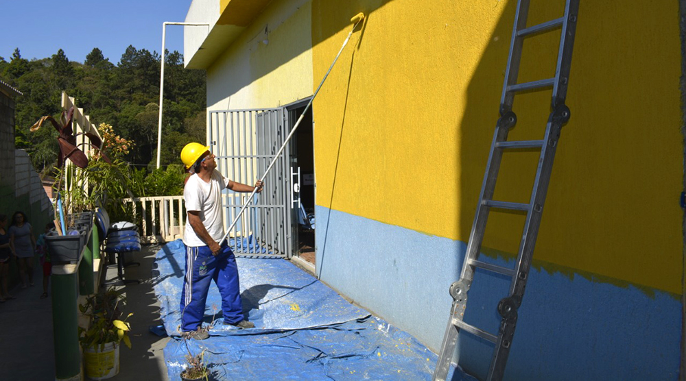 Pintura externa da sede é iniciada para deixá-la mais bonita